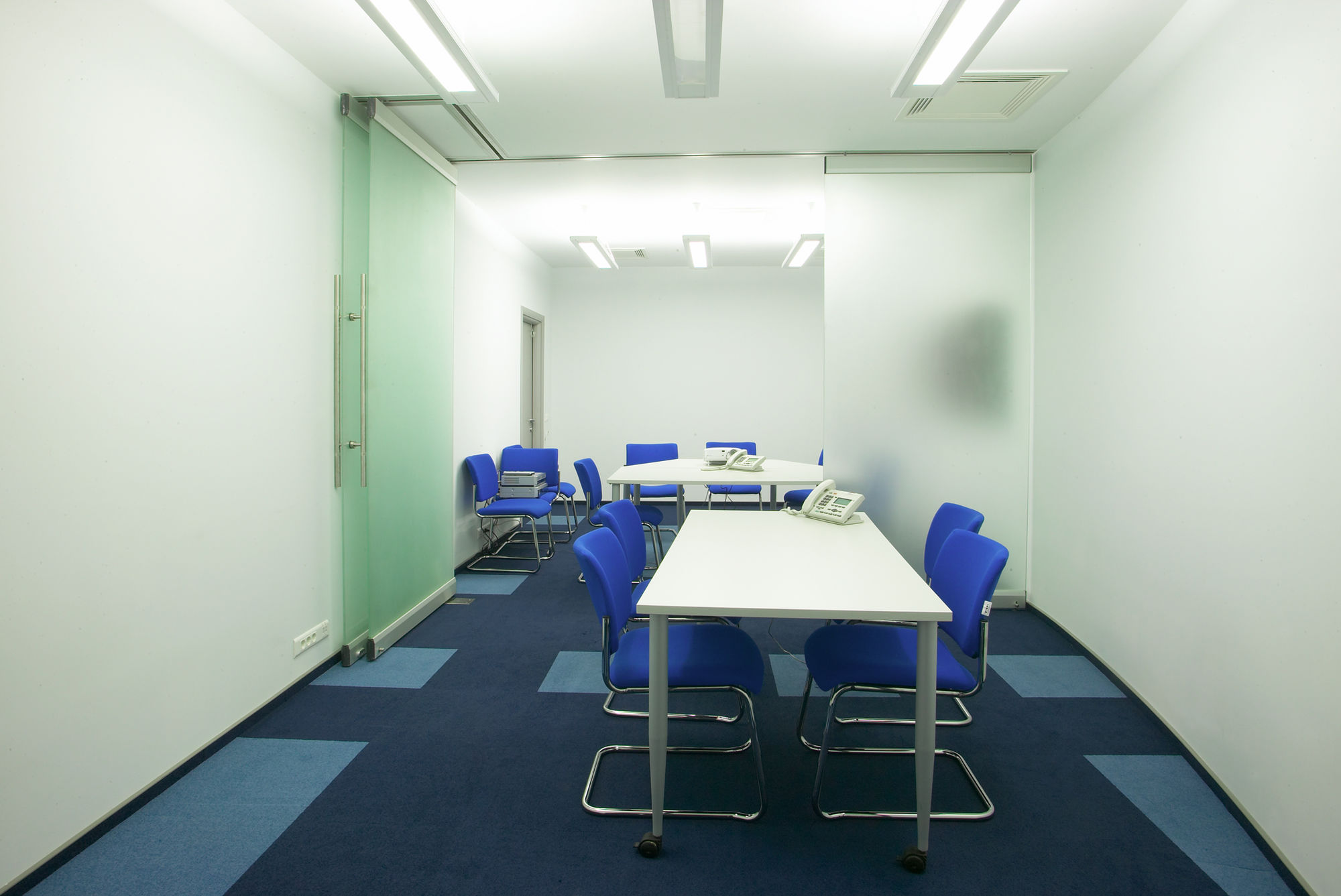 Фото Раздвижные цельностеклянные перегородки UALCOM Hufcor G3000