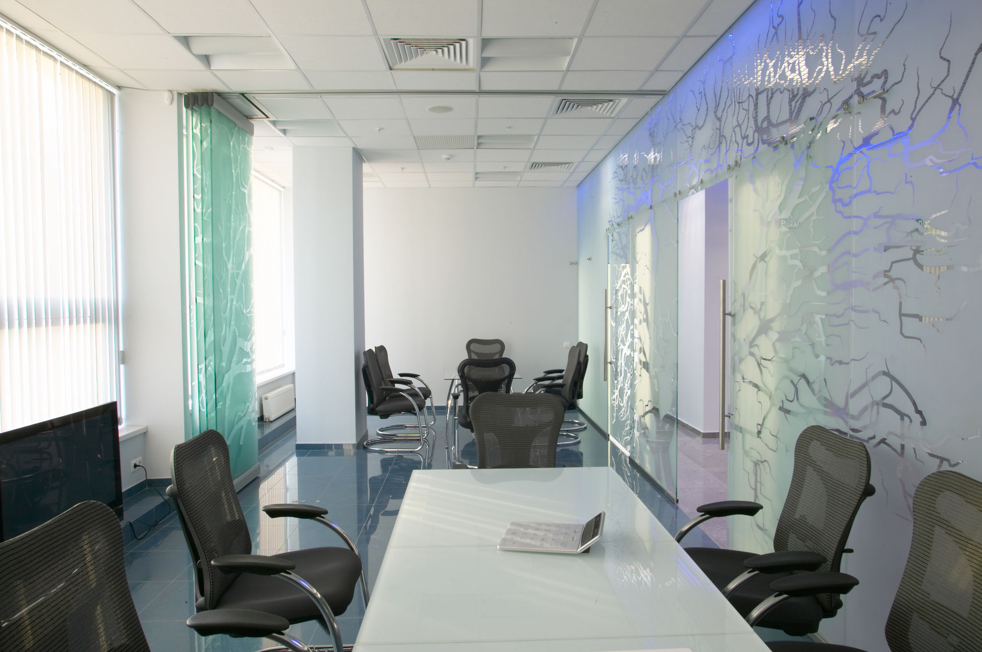 Фото Раздвижные цельностеклянные перегородки UALCOM Hufcor G3000