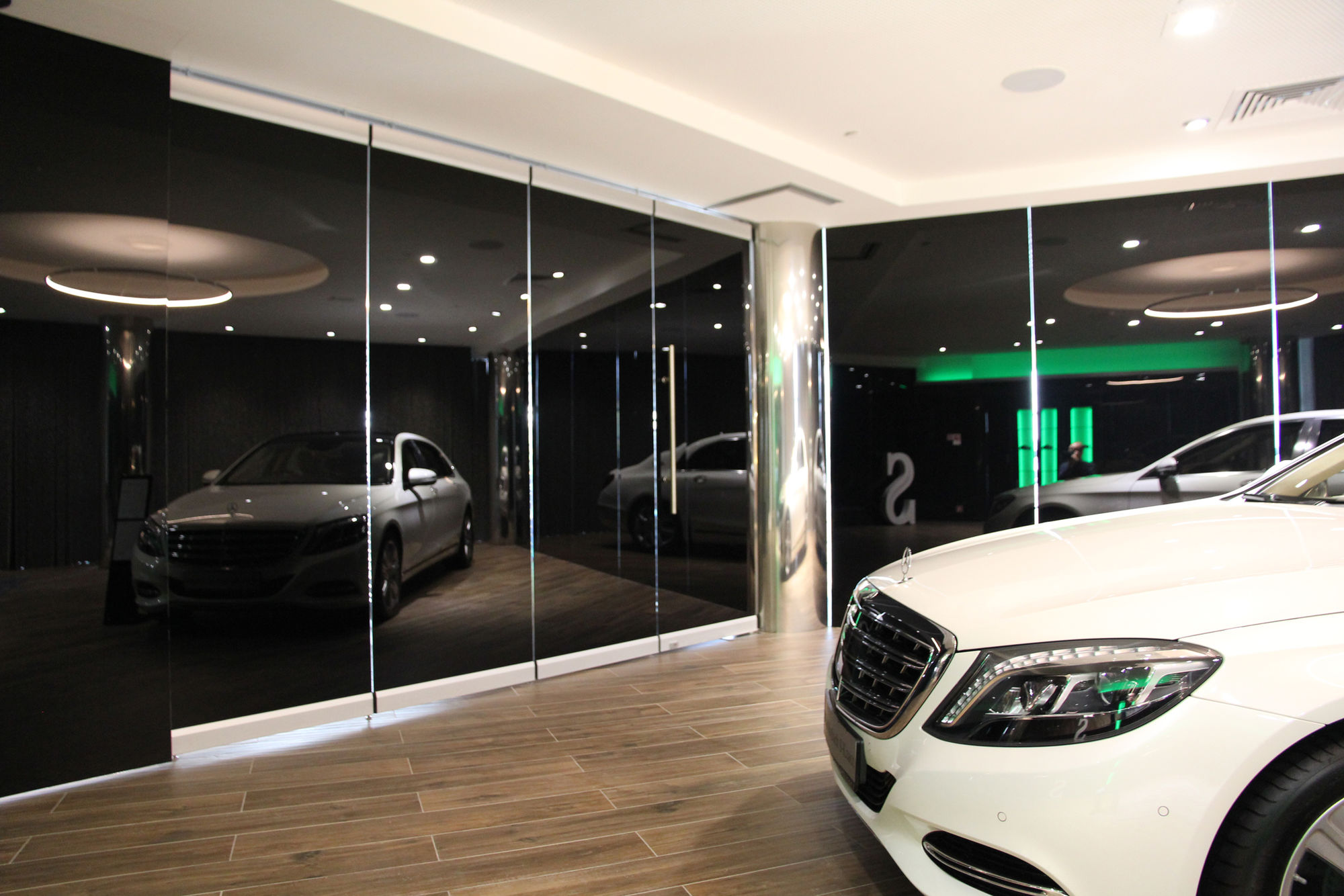 Фото Раздвижные цельностеклянные перегородки UALCOM Hufcor G3000