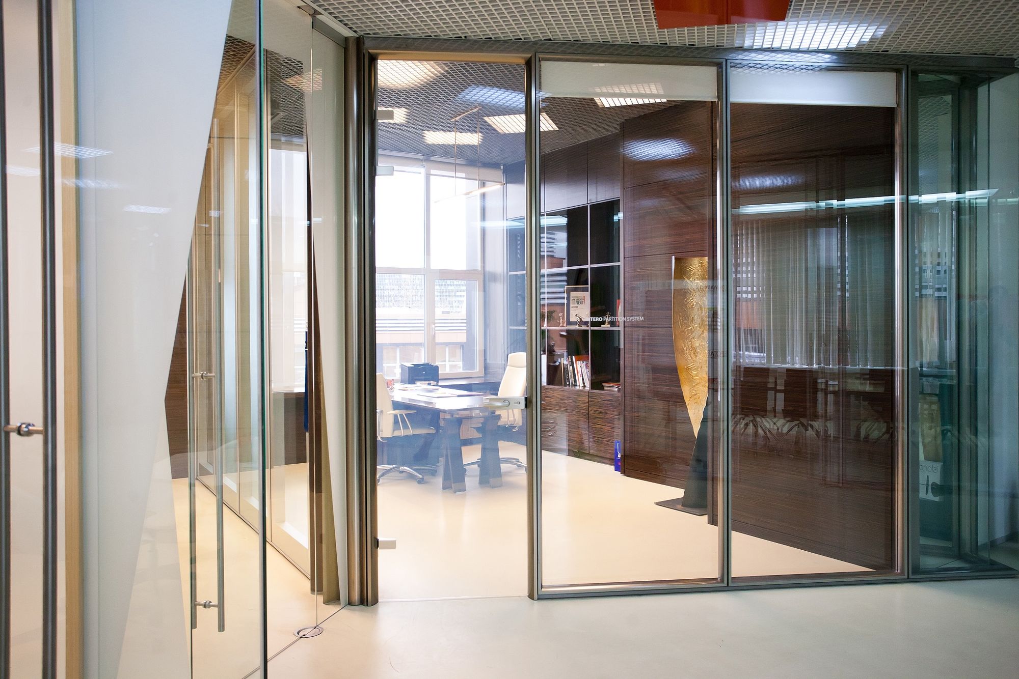 Фото Стекло с переменной прозрачностью UALCOM SmartGlass