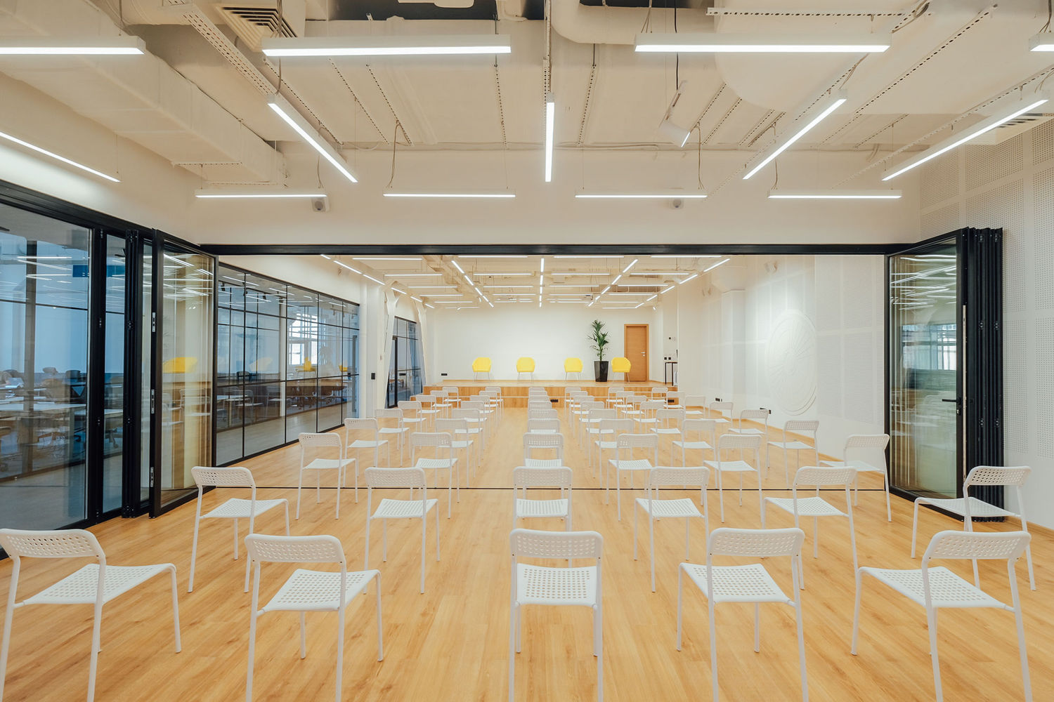 Фото Компания UALCOM оформила пространство нового офиса LIFT99 в г. Киев.