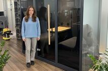 Наши акустические кабинки уже работают более чем в 100 различных офисах по всей Украине и помогают командам проводить продуктивные звонки, переговоры и наслаждаться моментами тишины даже в открытых пространствах.