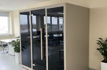 Наши акустические кабинки уже работают более чем в 100 различных офисах по всей Украине и помогают командам проводить продуктивные звонки, переговоры и наслаждаться моментами тишины даже в открытых пространствах.