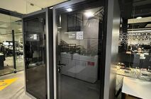 Компания UALCOM установила несколько одноместных акустических кабин в офисе технологической компании.