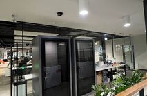 Компания UALCOM установила несколько одноместных акустических кабин в офисе технологической компании.