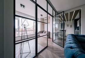 Стационарные перегородки в проекте Проект Anthracite Line от Tabooret Interiors Lab.