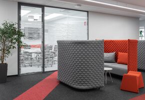 Стационарные перегородки в проекте Новый, яркий, нестандартный проект воплотила компания UALCOM .