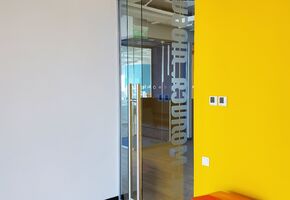 Стационарные перегородки в проекте Компания UALCOM выполнила проект по установке стеклянных перегородок в столичном БЦ Гулливер для ИТ компании «Битрикс 24».