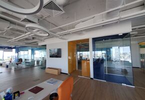 Стационарные перегородки в проекте Компания UALCOM выполнила проект по установке стеклянных перегородок в столичном БЦ Гулливер для ИТ компании «Битрикс 24».