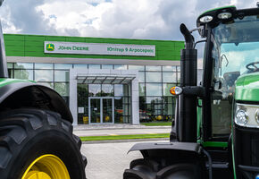 Стационарные перегородки в проекте Классическое оформление офисного пространства для дилера мировых производителей сельхозтехники.