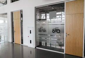 UALCOM-Crystal в проекте Классическое оформление офисного пространства для дилера мировых производителей сельхозтехники.