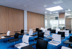 Раздвижные перегородки в проекте Классическое оформление офисного пространства для дилера мировых производителей сельхозтехники.