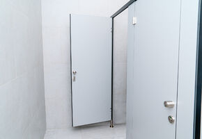 Сантехнические перегородки в проекте Классическое оформление офисного пространства для дилера мировых производителей сельхозтехники.