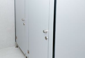 Сантехнические перегородки в проекте Классическое оформление офисного пространства для дилера мировых производителей сельхозтехники.