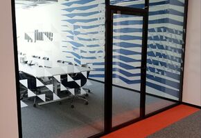 Стационарные перегородки в проекте UALCOM выполнила обширный проект для нового офиса крупной международной IT компании.